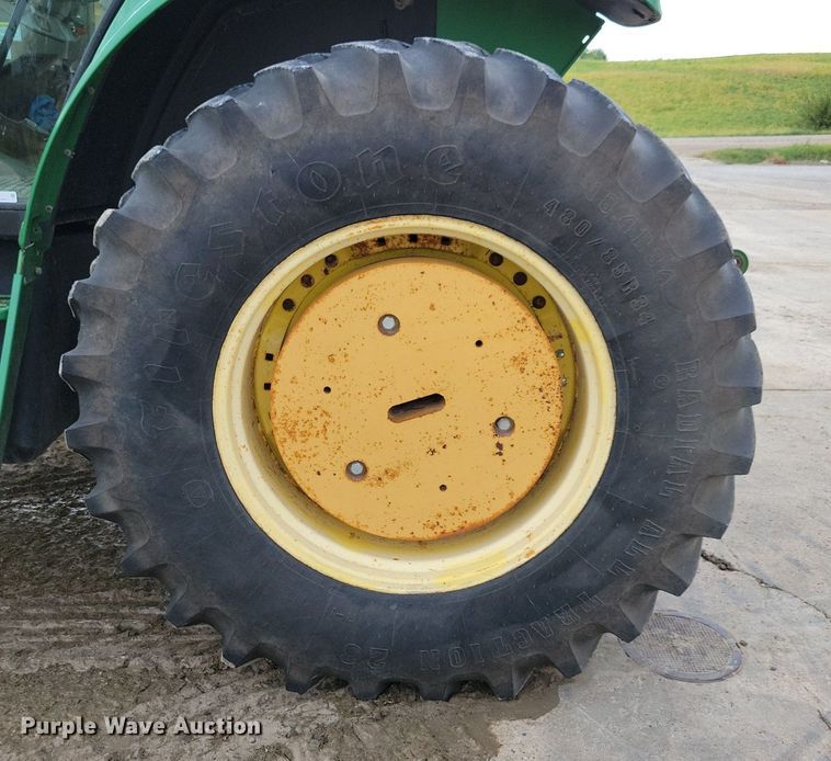 image for item IQ9929 2003 John Deere 7220  tractor