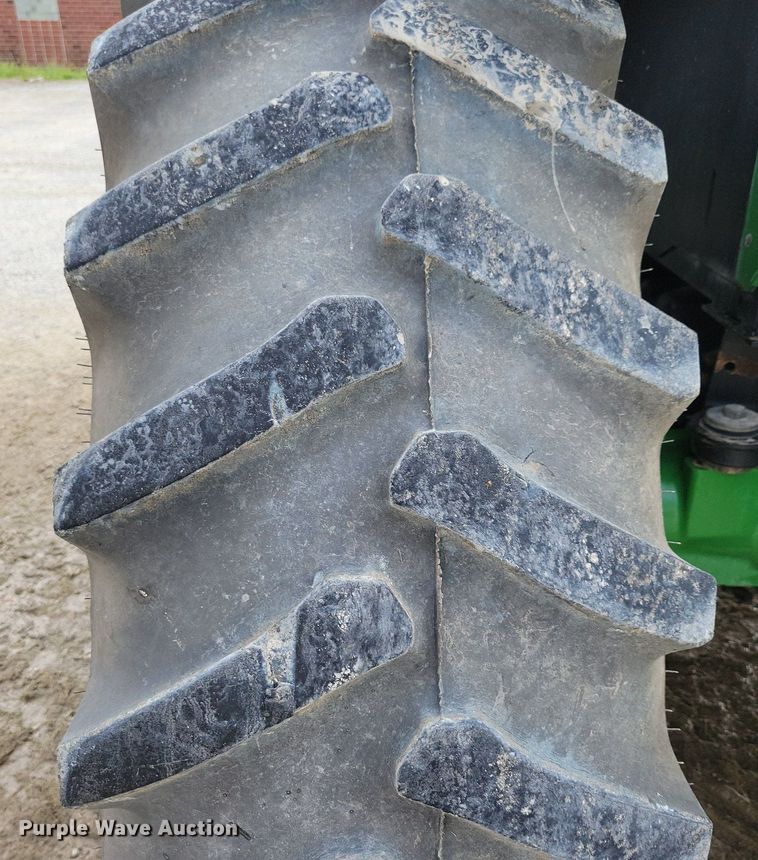 image for item IQ9929 2003 John Deere 7220  tractor