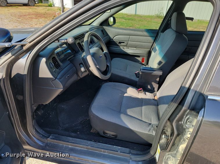 image for item JE9561 2010 Ford Crown Victoria Police Interceptor