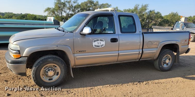 image for item KS9209 2002  Chevrolet Silverado 2500  Ext. Cab pickup truck