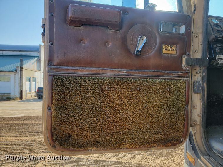 image for item KS9211 1982 International 9670 Eagle  semi truck