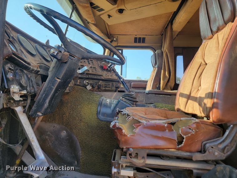 image for item KS9211 1982 International 9670 Eagle  semi truck