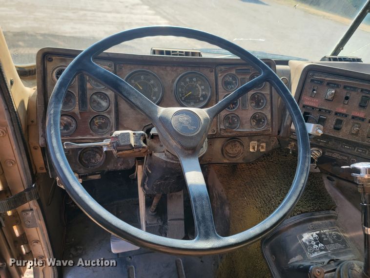 image for item KS9211 1982 International 9670 Eagle  semi truck