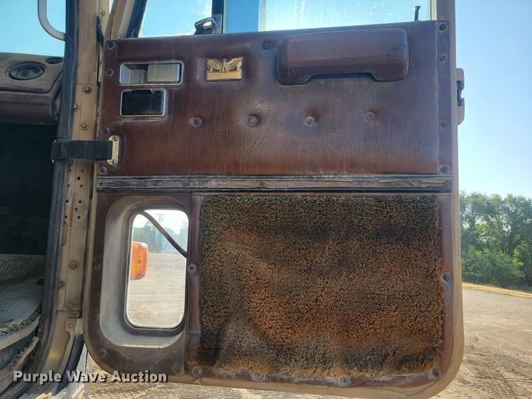 image for item KS9211 1982 International 9670 Eagle  semi truck