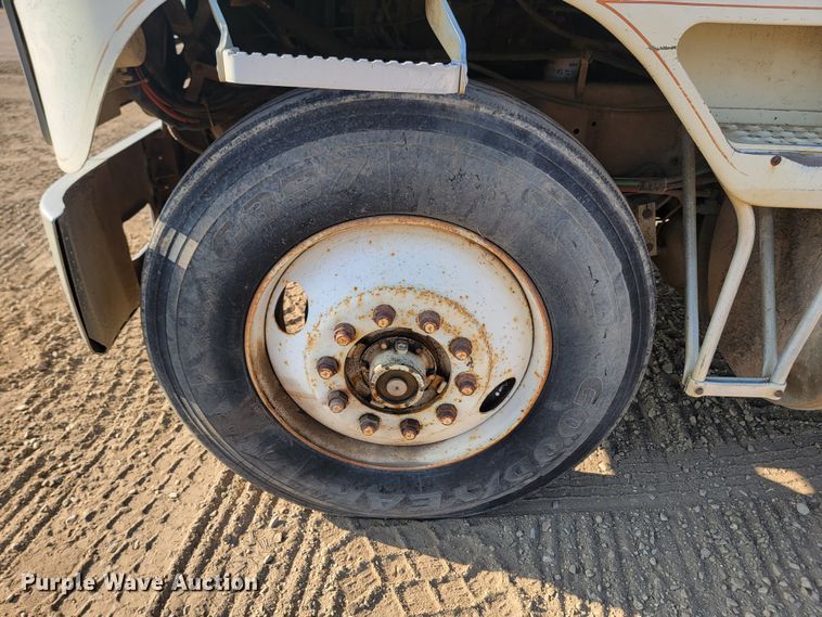 image for item KS9211 1982 International 9670 Eagle  semi truck