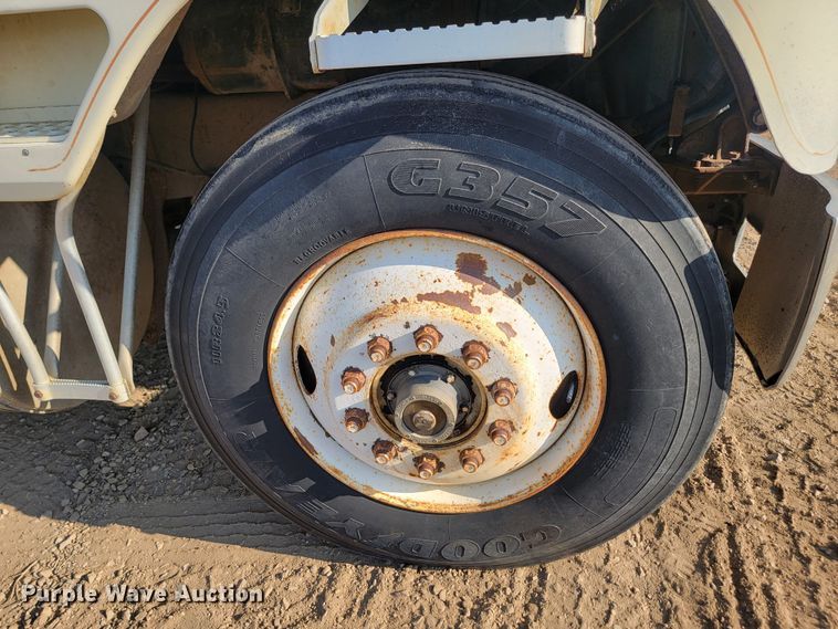 image for item KS9211 1982 International 9670 Eagle  semi truck