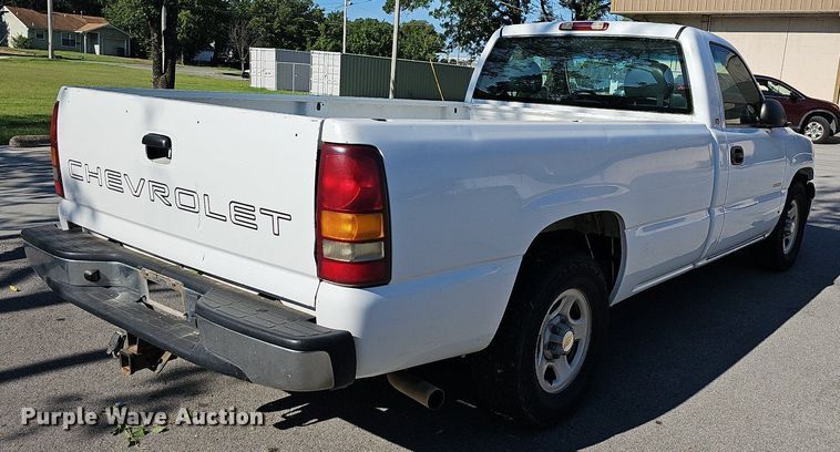 image for item LE9735 2002 Chevrolet Silverado 1500  pickup truck