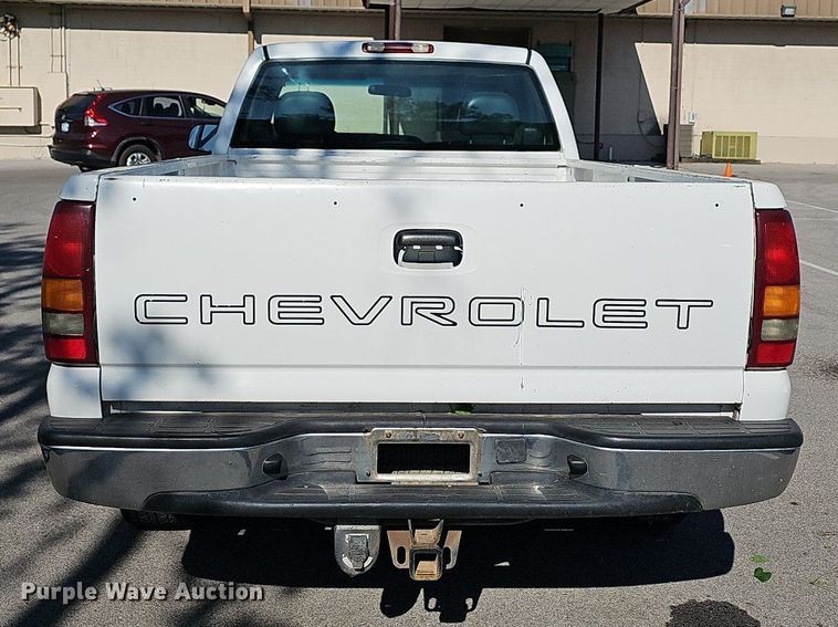 image for item LE9735 2002 Chevrolet Silverado 1500  pickup truck