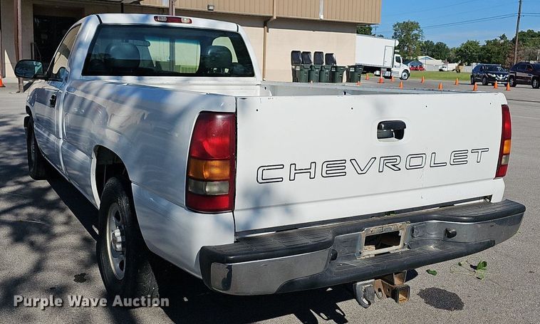 image for item LE9735 2002 Chevrolet Silverado 1500  pickup truck