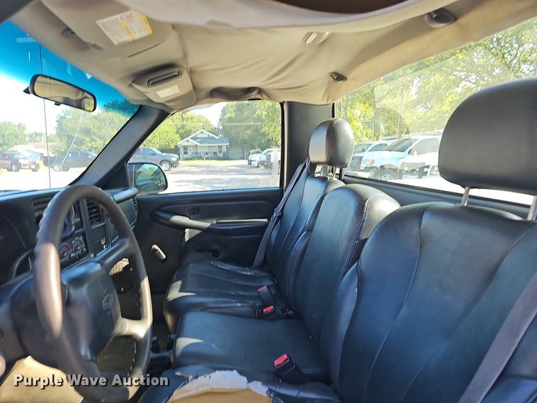 image for item LE9735 2002 Chevrolet Silverado 1500  pickup truck