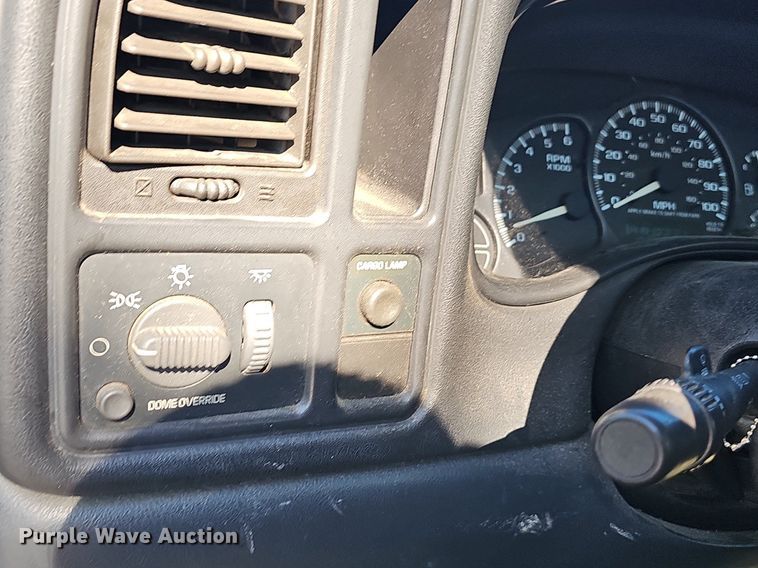 image for item LE9735 2002 Chevrolet Silverado 1500  pickup truck