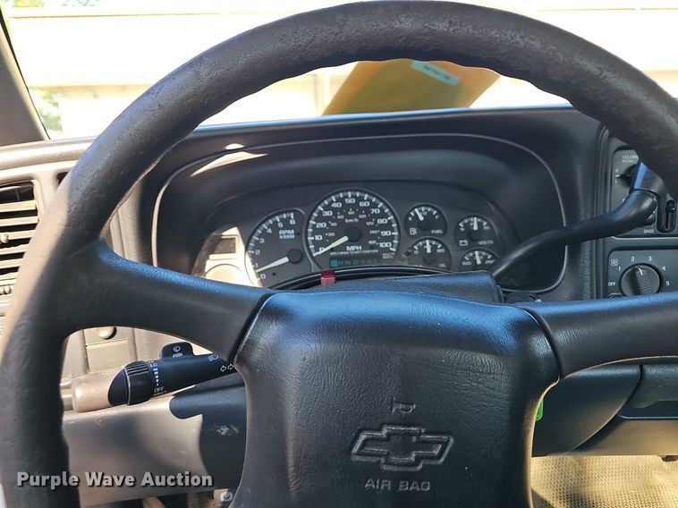 image for item LE9735 2002 Chevrolet Silverado 1500  pickup truck