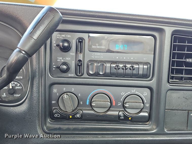 image for item LE9735 2002 Chevrolet Silverado 1500  pickup truck