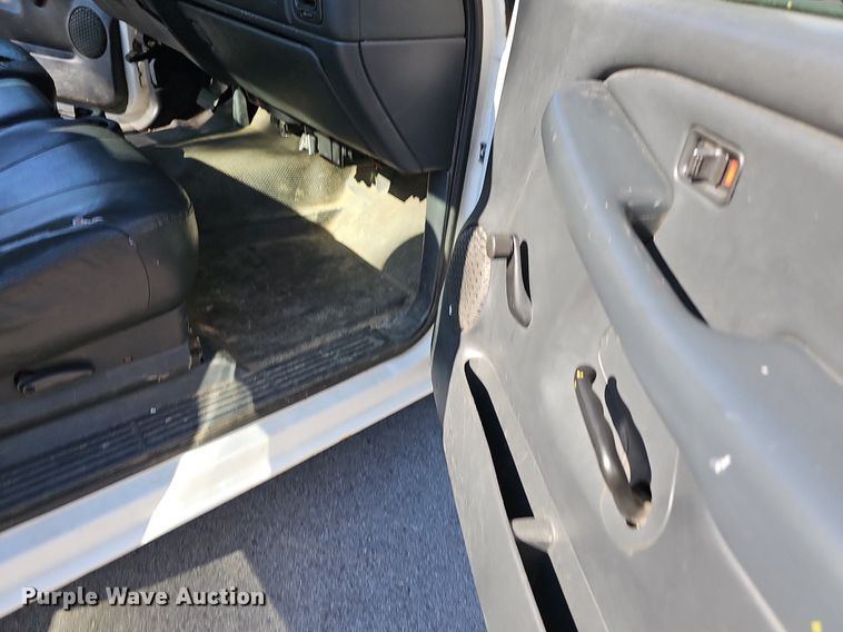 image for item LE9735 2002 Chevrolet Silverado 1500  pickup truck