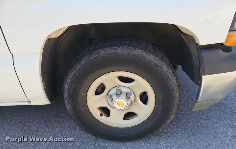 image for item LE9735 2002 Chevrolet Silverado 1500  pickup truck