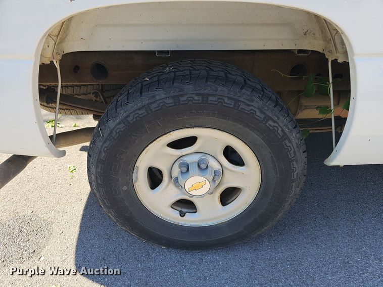 image for item LE9735 2002 Chevrolet Silverado 1500  pickup truck