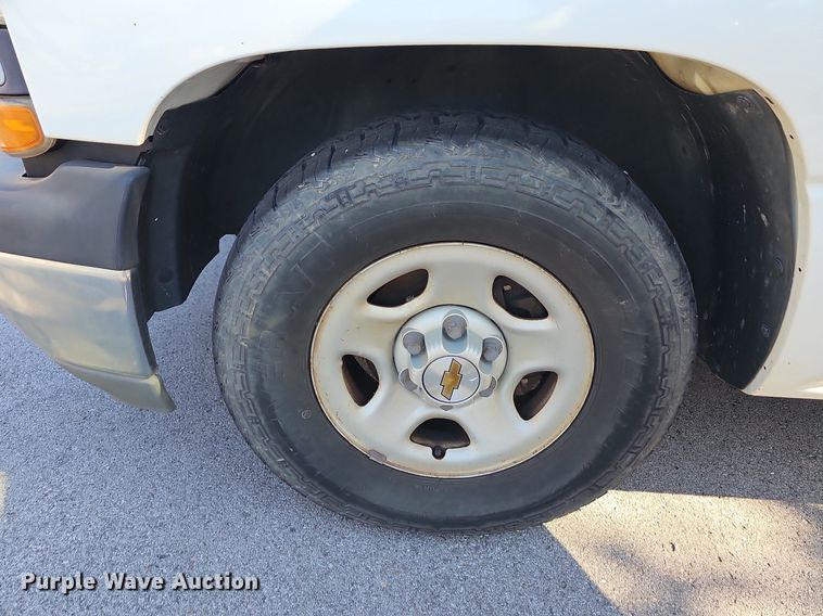 image for item LE9735 2002 Chevrolet Silverado 1500  pickup truck