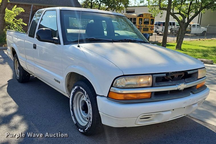 image for item LE9736 1998 Chevrolet S10  Ext. Cab pickup truck