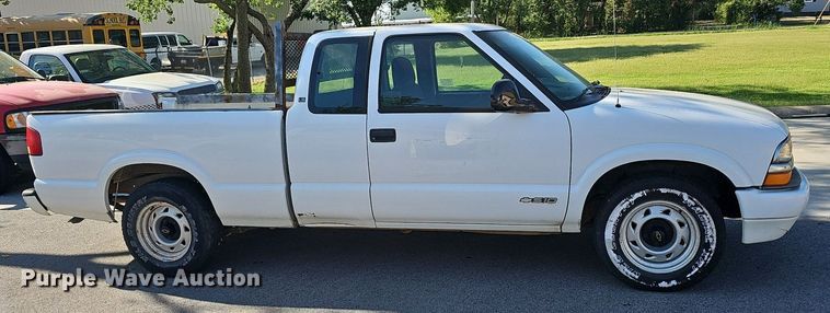 image for item LE9736 1998 Chevrolet S10  Ext. Cab pickup truck