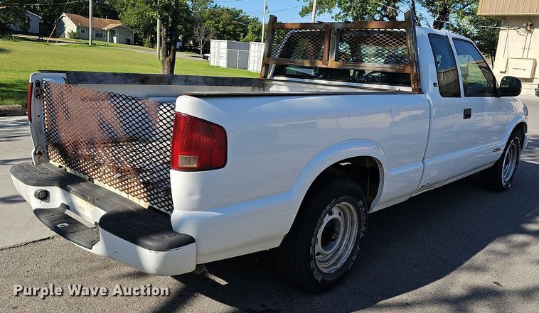 image for item LE9736 1998 Chevrolet S10  Ext. Cab pickup truck