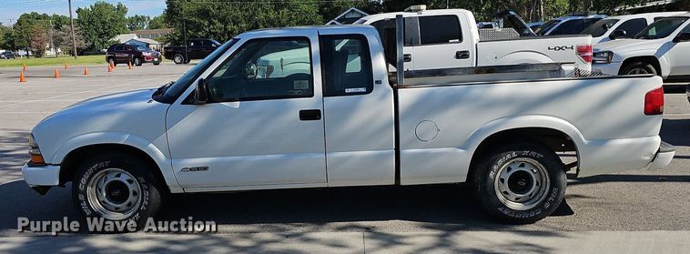 image for item LE9736 1998 Chevrolet S10  Ext. Cab pickup truck