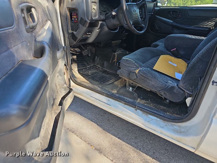 image for item LE9736 1998 Chevrolet S10  Ext. Cab pickup truck