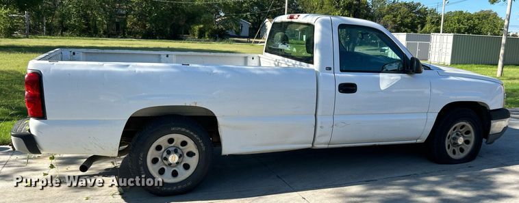 image for item LE9738 2005 Chevrolet Silverado 1500  pickup truck