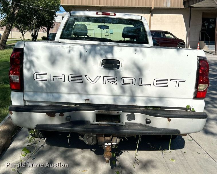 image for item LE9738 2005 Chevrolet Silverado 1500  pickup truck