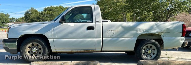 image for item LE9738 2005 Chevrolet Silverado 1500  pickup truck