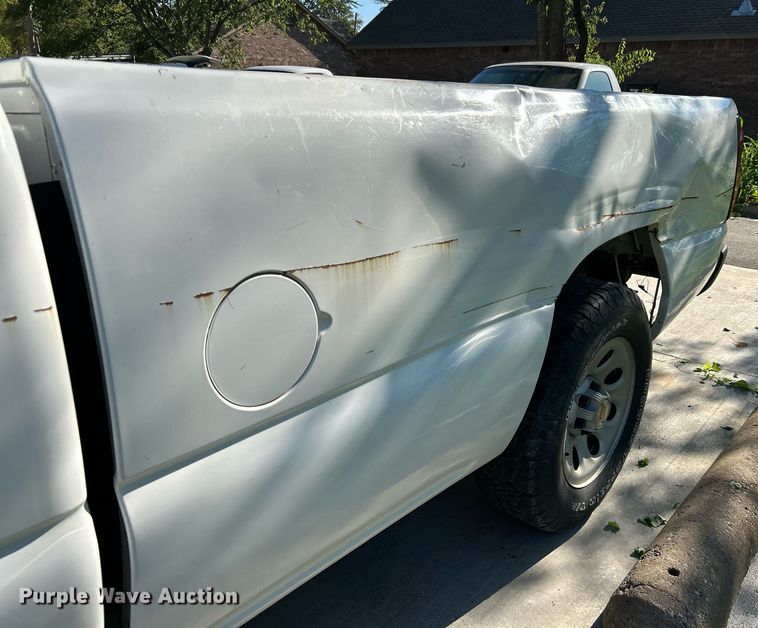 image for item LE9738 2005 Chevrolet Silverado 1500  pickup truck