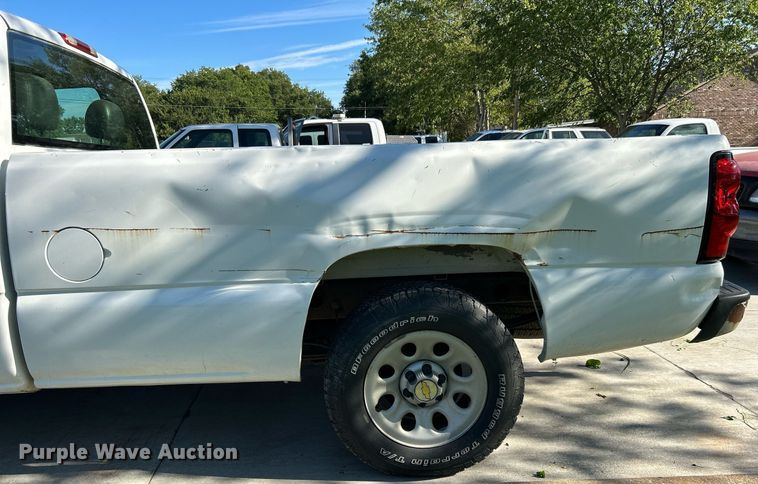 image for item LE9738 2005 Chevrolet Silverado 1500  pickup truck