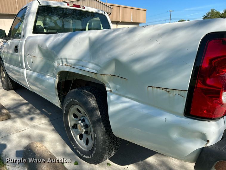 image for item LE9738 2005 Chevrolet Silverado 1500  pickup truck