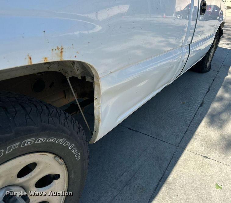 image for item LE9738 2005 Chevrolet Silverado 1500  pickup truck