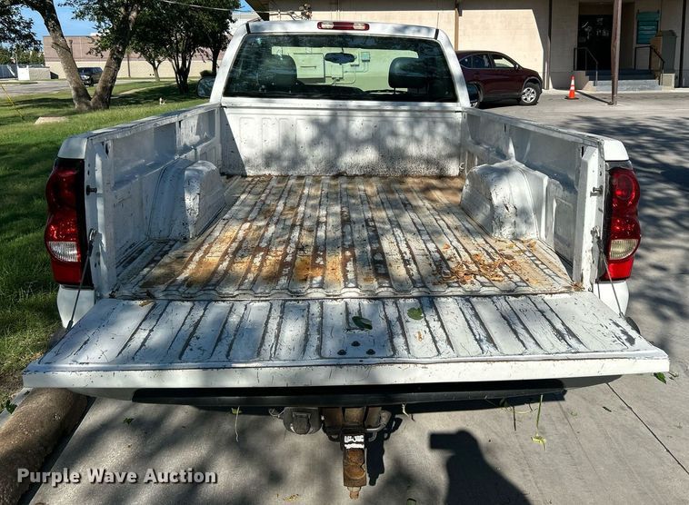 image for item LE9738 2005 Chevrolet Silverado 1500  pickup truck