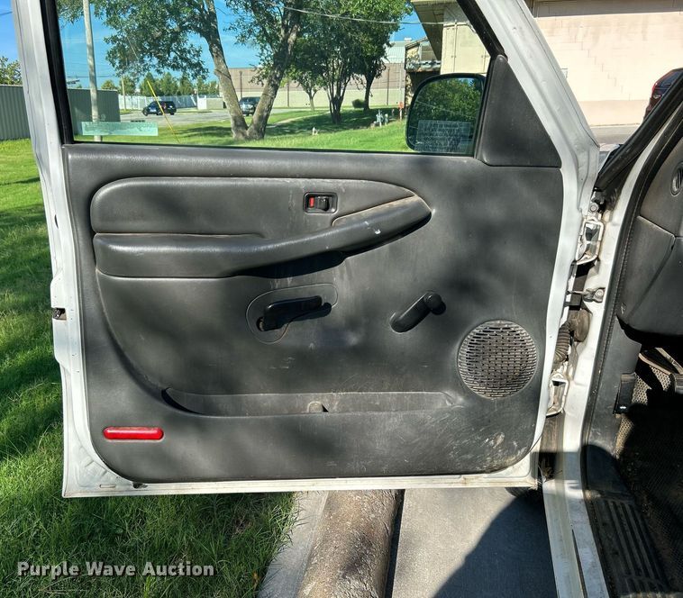 image for item LE9738 2005 Chevrolet Silverado 1500  pickup truck