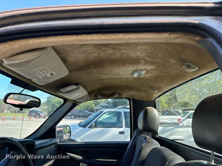 image for item LE9738 2005 Chevrolet Silverado 1500  pickup truck