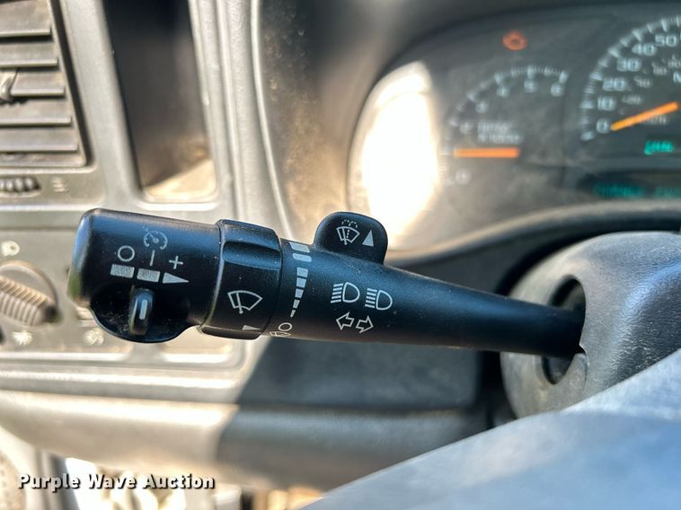 image for item LE9738 2005 Chevrolet Silverado 1500  pickup truck