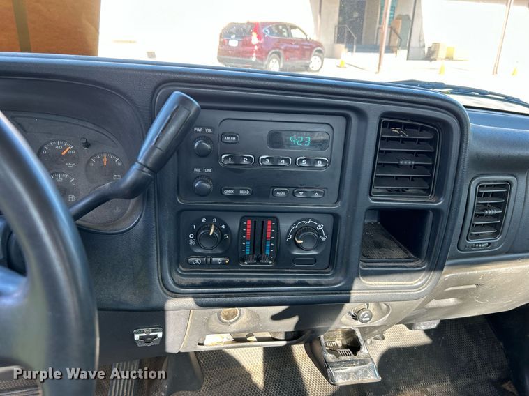 image for item LE9738 2005 Chevrolet Silverado 1500  pickup truck