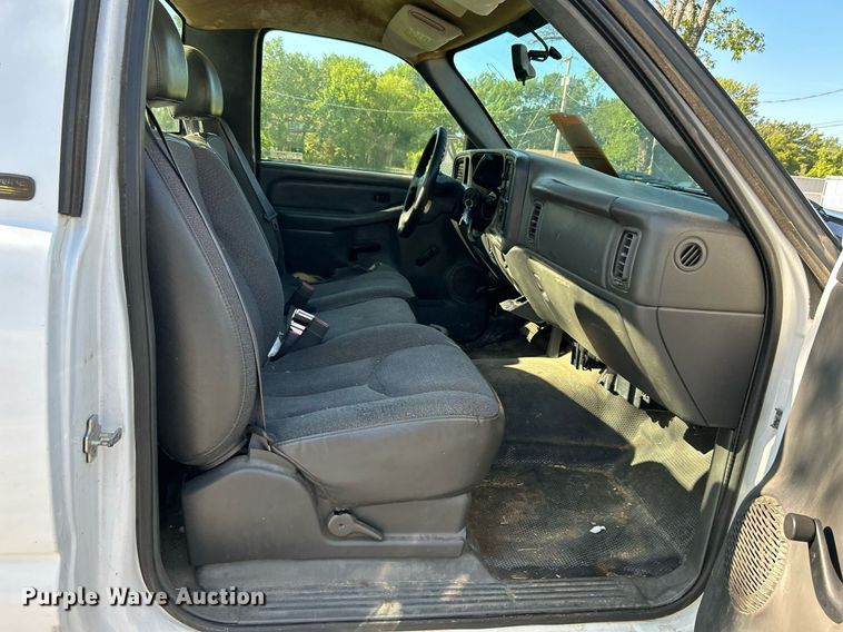 image for item LE9738 2005 Chevrolet Silverado 1500  pickup truck