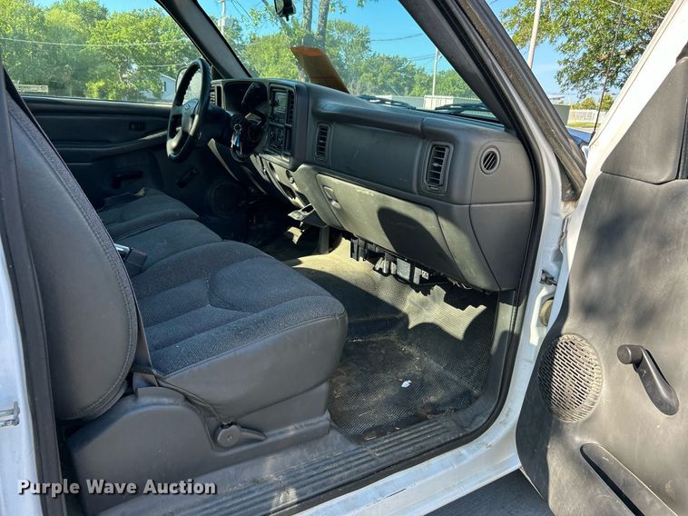 image for item LE9738 2005 Chevrolet Silverado 1500  pickup truck