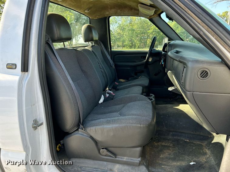 image for item LE9738 2005 Chevrolet Silverado 1500  pickup truck