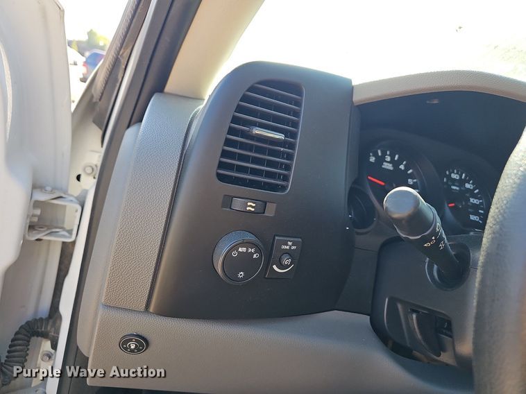 image for item LE9739 2012 Chevrolet Silverado 1500  Crew Cab pickup truck