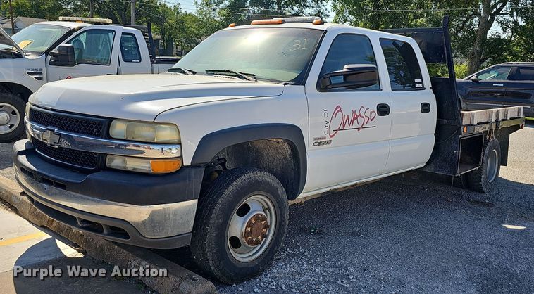image for item LE9740 2002 Chevrolet Silverado 3500  Crew Cab flatbed pickup truck
