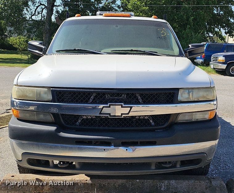 image for item LE9740 2002 Chevrolet Silverado 3500  Crew Cab flatbed pickup truck