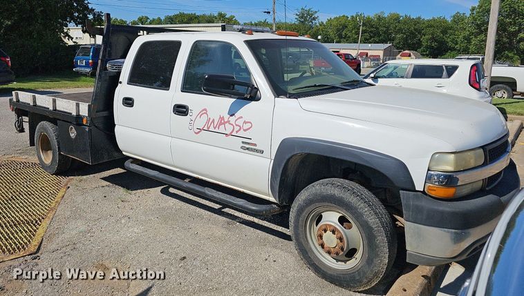 image for item LE9740 2002 Chevrolet Silverado 3500  Crew Cab flatbed pickup truck