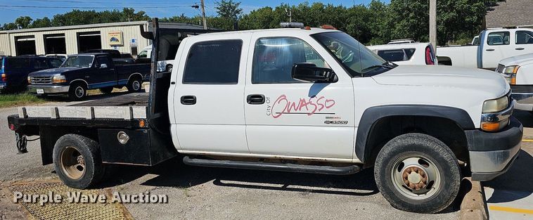 image for item LE9740 2002 Chevrolet Silverado 3500  Crew Cab flatbed pickup truck