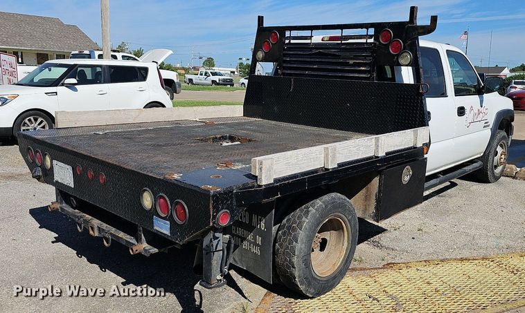 image for item LE9740 2002 Chevrolet Silverado 3500  Crew Cab flatbed pickup truck