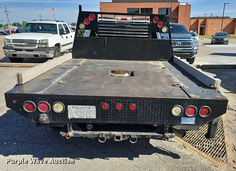 image for item LE9740 2002 Chevrolet Silverado 3500  Crew Cab flatbed pickup truck
