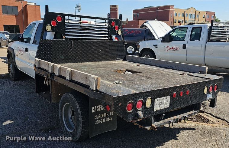 image for item LE9740 2002 Chevrolet Silverado 3500  Crew Cab flatbed pickup truck