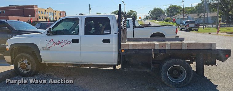 image for item LE9740 2002 Chevrolet Silverado 3500  Crew Cab flatbed pickup truck